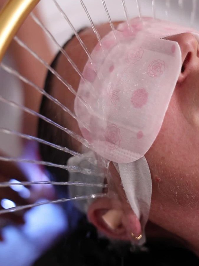 Aplicación de tratamiento facial en consulta